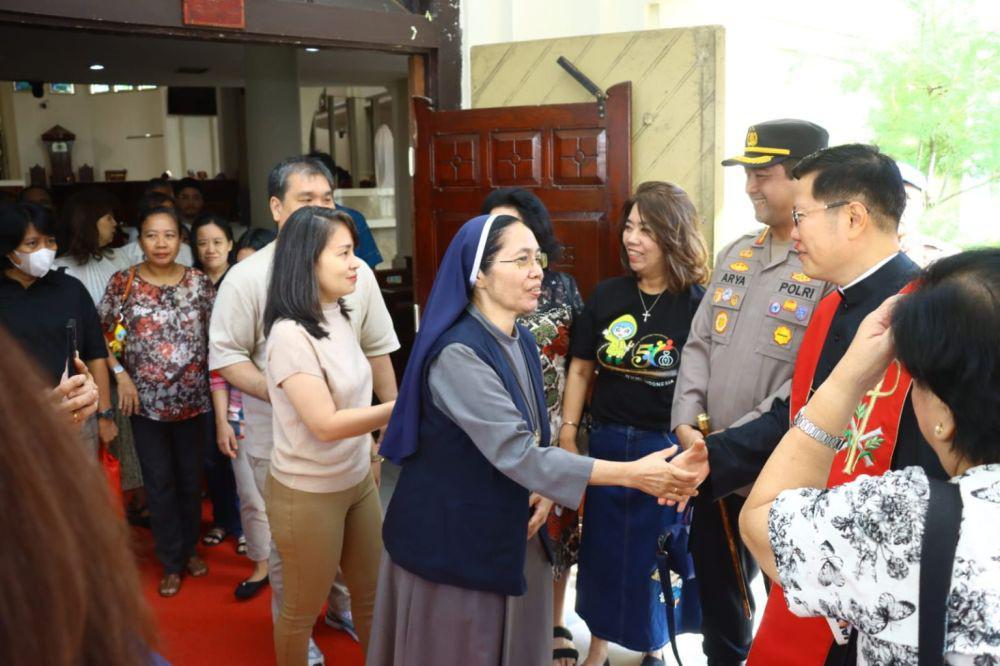 Polisi mengamankan seratusan gereja di Makassar pada rangkaian ibadah misa paskah 2025. (Dok. Humas Polrestabes Makassar)