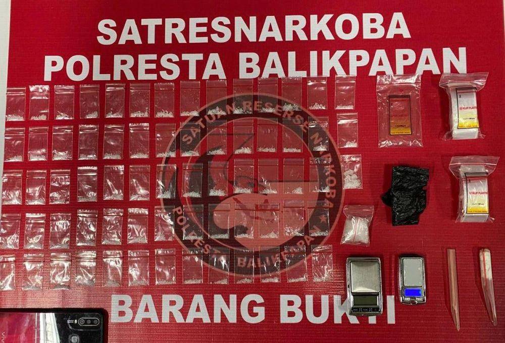 69 paket sabu siap edar diamankan polisi dari tangan AL, pengedar sabu yang ditangkap pada Selasa (15/4/2025) di Kelurahan Baru Ulu, Balikpapan Barat. (Dok. Polresta Balikpapan)