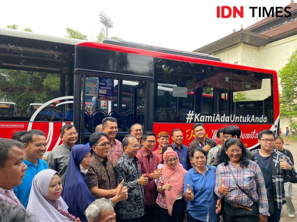 Momen foto bersama para warga pengguna Bus TMD dan beberapa kepala daerah di Bali. (IDN Times/Yuko Utami)