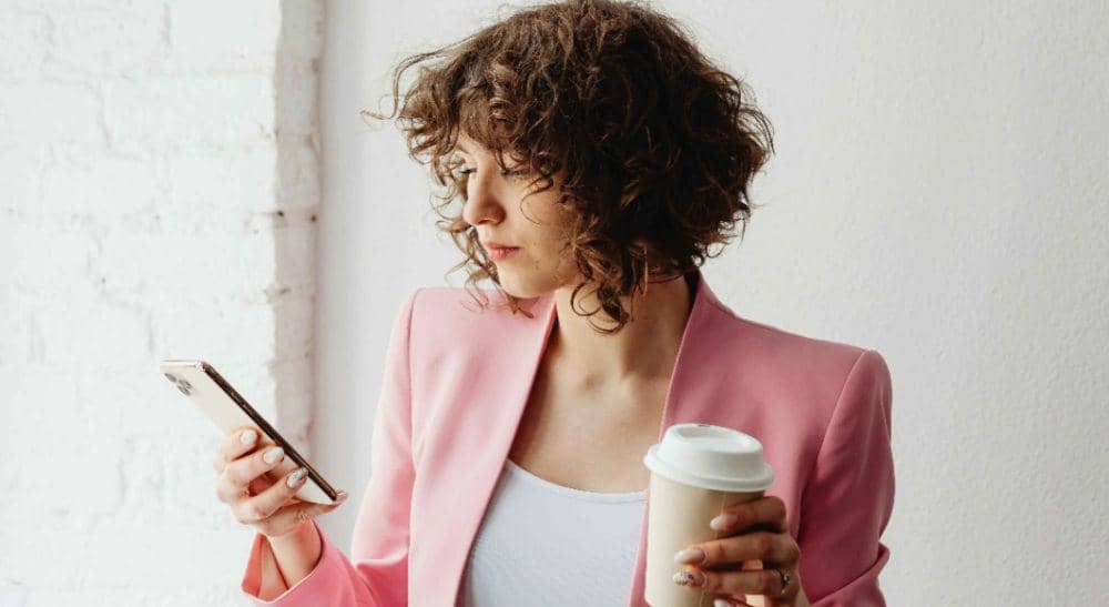 Ilustrasi seseorang menggenggam ponsel (pexels.com/Karolina Grabowska)