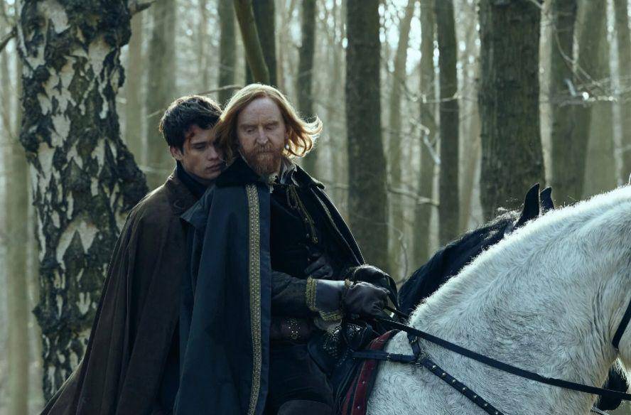 cuplikan adegan Raja James I dan George Villiers (dok. Sky Studios/Mary and George)
