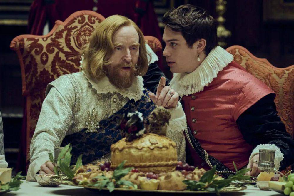 cuplikan adegan Raja James I dan George Villiers (dok. Sky Studios/Mary and George)