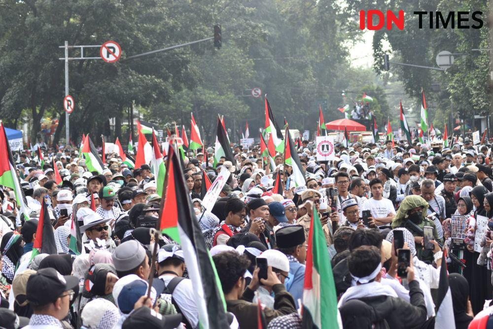 Bela Palestina, Ribuan Warga Jabar Gelar Aksi Damai di Depan Gedung Sate