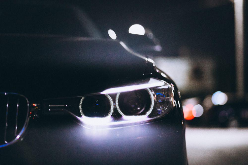 ilustrasi lampu mobil (freepik.com/senivpetro)