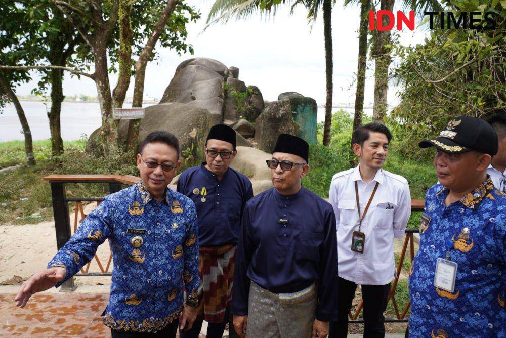 Wali Kota Pontianak, Edi Kamtono memantau lokasi makam kesultanan. (IDN Times/Prokopim).