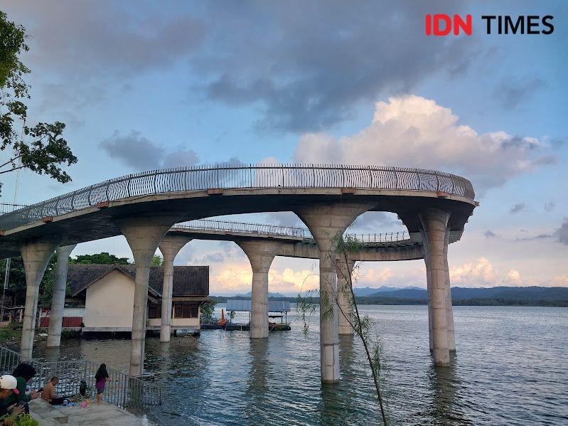 Jembatan Kaca Waduk Gajah Mungkur Wonogiri: Rute, Lokasi, dan HTM