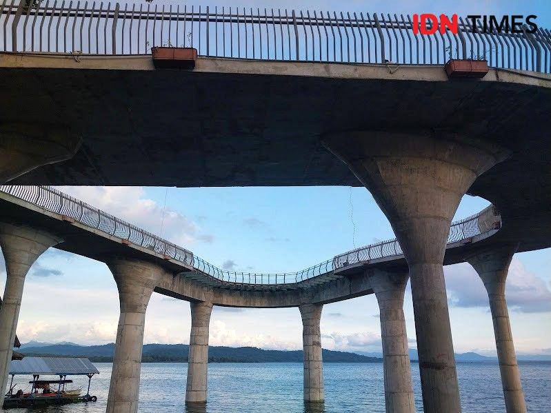 Potret Jembatan Kaca Waduk Gajah Mungkur Wonogori (IDN Times/Fasrinisyah Suryaningtyas)