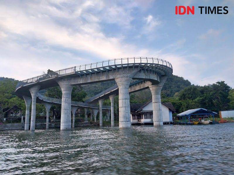 Potret Jembatan Kaca Waduk Gajah Mungkur Wonogori (IDN Times/Fasrinisyah Suryaningtyas)