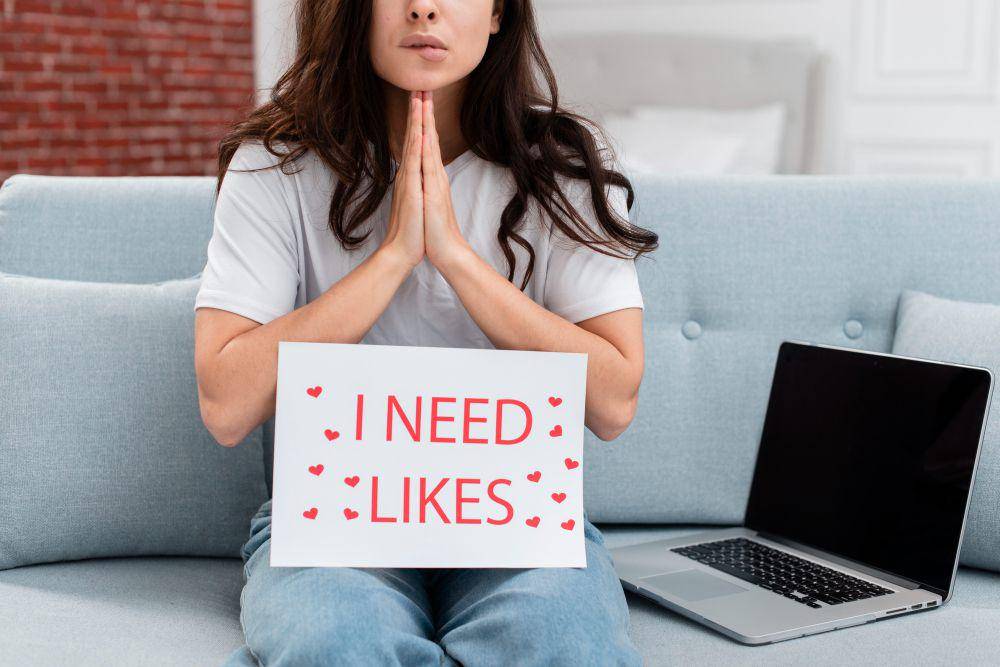 Ilustrasi influencer yang sedang mengemis like (freepik.com/freepik)