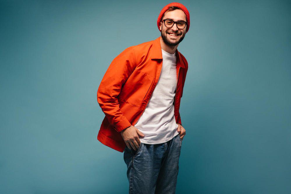 5 Warna yang Cocok dengan Outfit Warna Orange, Tampil Playful!