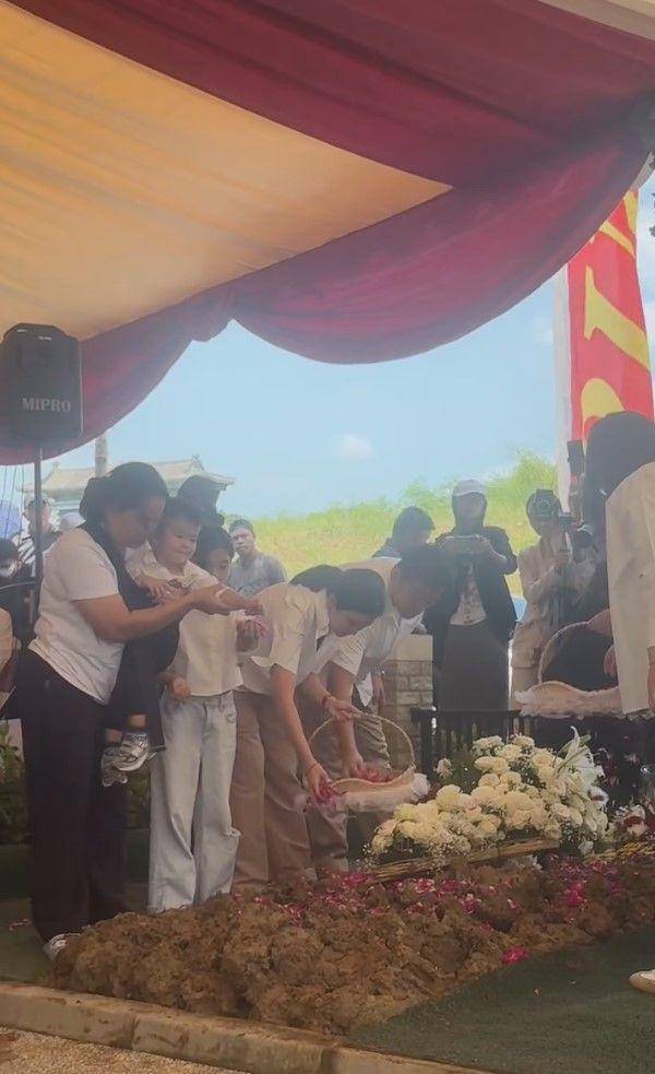 pemakaman Hotma Sitompul (instagram.com/christinadirdjohadi)
