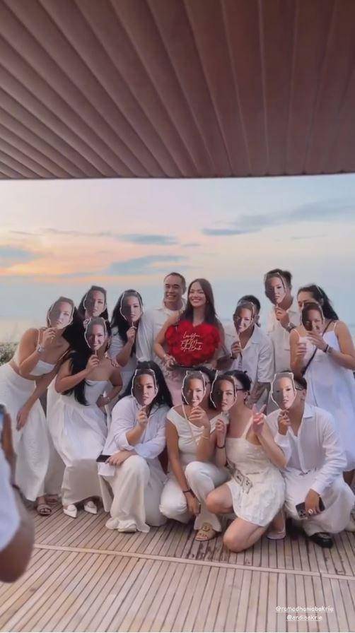 pesta ulang tahun Nia Ramadhani (Instagram.com/theresawienathan)