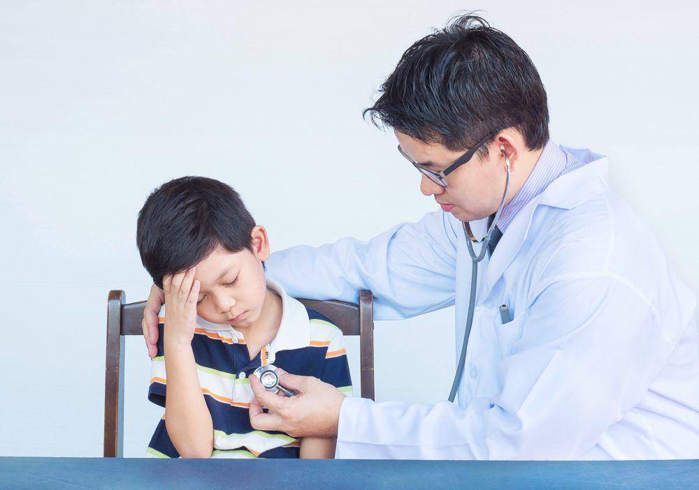 ilustrasi anak periksa ke dokter (freepik.com/jcomp)