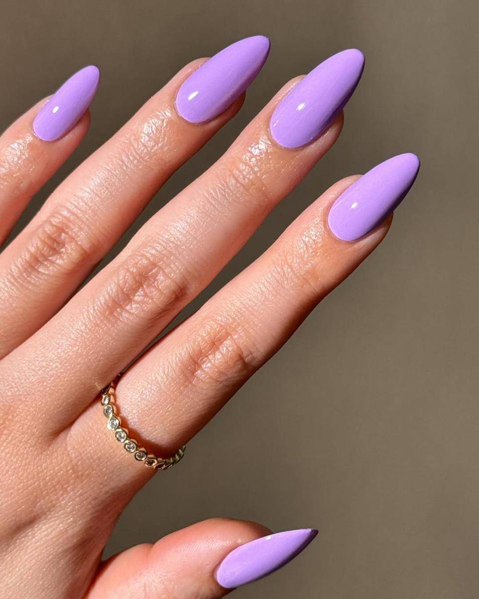ide nail art warna lavender (instagram.com/avrnailswatches)