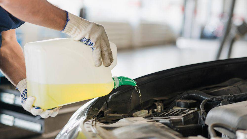 Ilustrasi Seseorang sedang mengisi cairan coolant (suzuki.co.id)