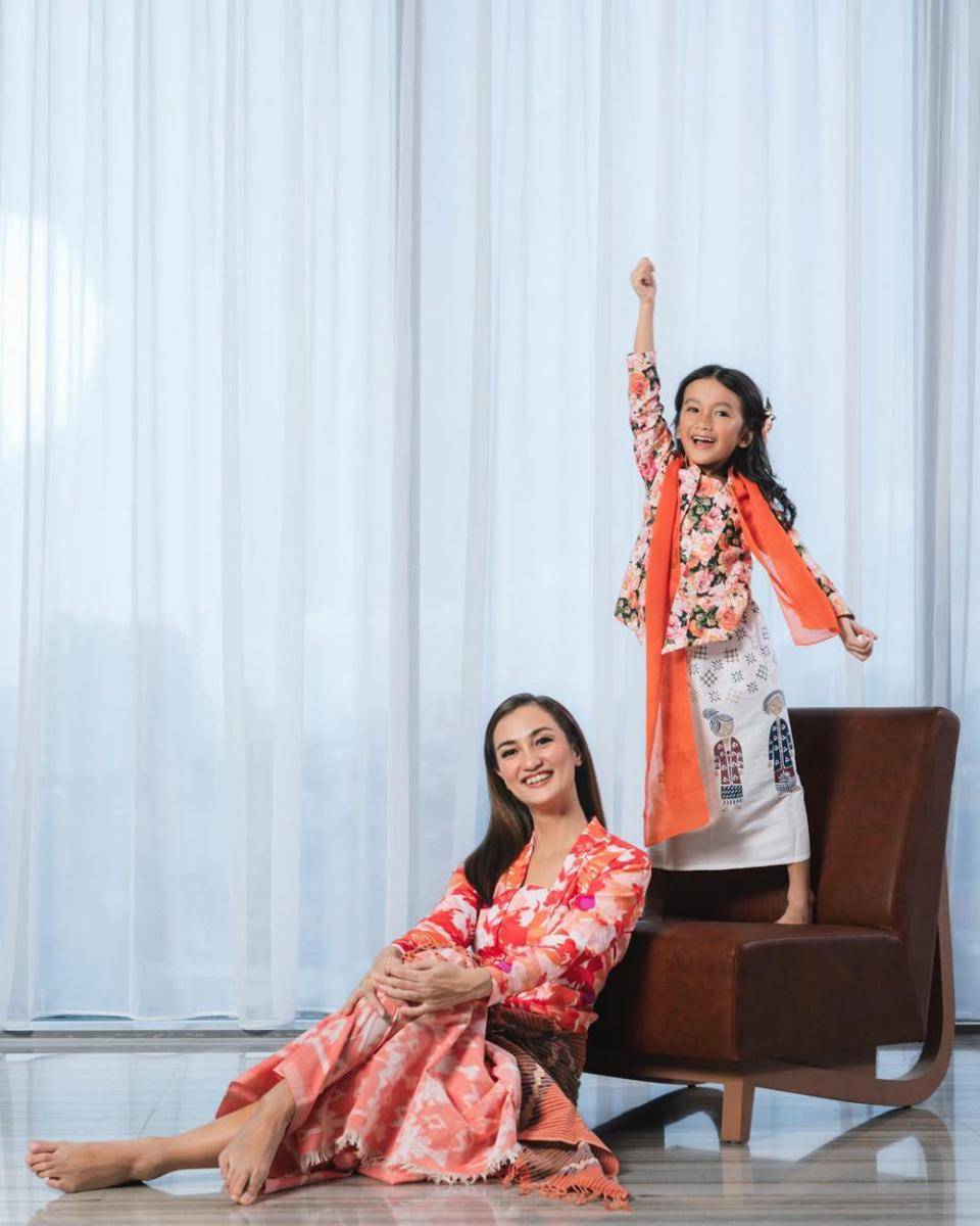 kebaya kartini anak TK (instagram.com/atiqahhasiholan)