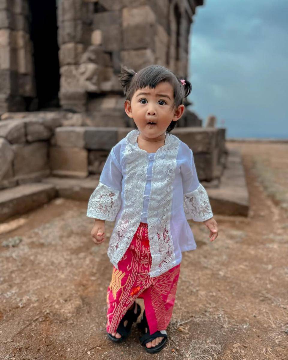 kebaya kartini anak TK (instagram.com/riaricis1795)