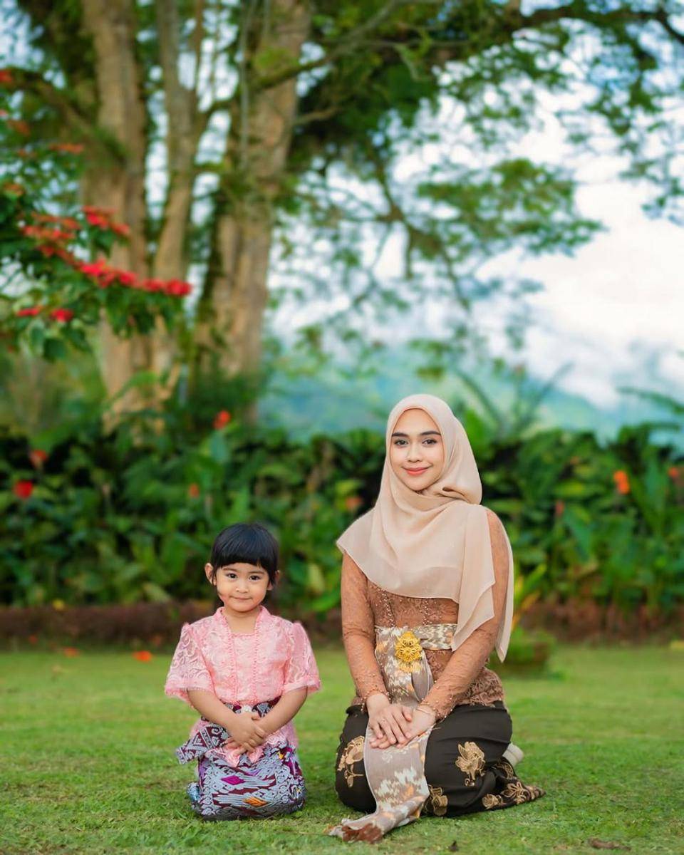 kebaya kartini anak TK (instagram.com/riaricis1795)
