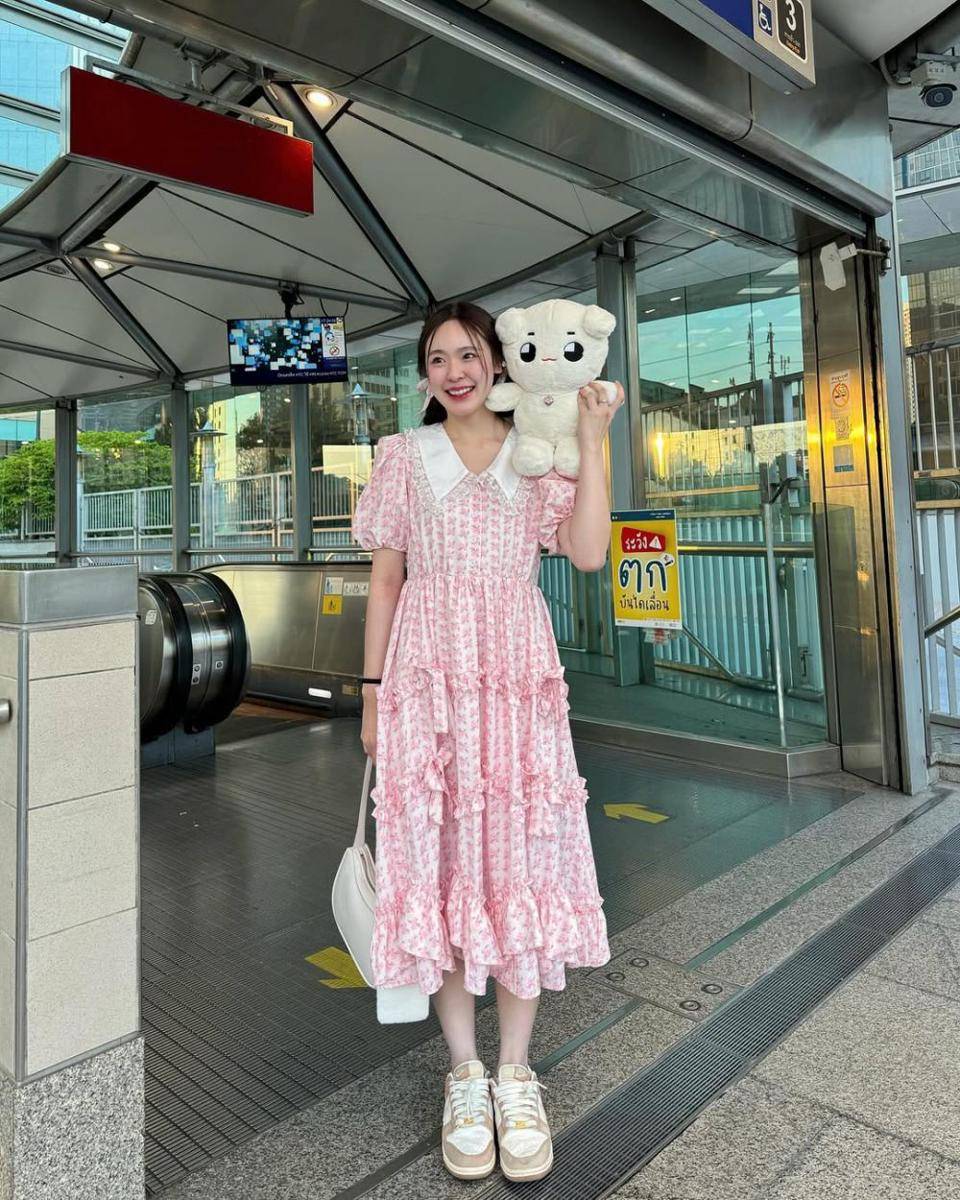 inspirasi outfit nuansa pink ala June Wanwimol (instagram.com/junewanwimol19)