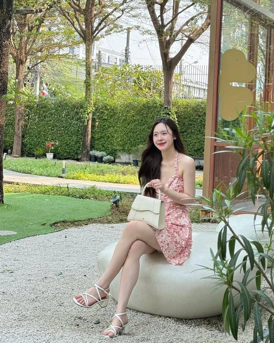 inspirasi outfit nuansa pink ala June Wanwimol (instagram.com/junewanwimol19)