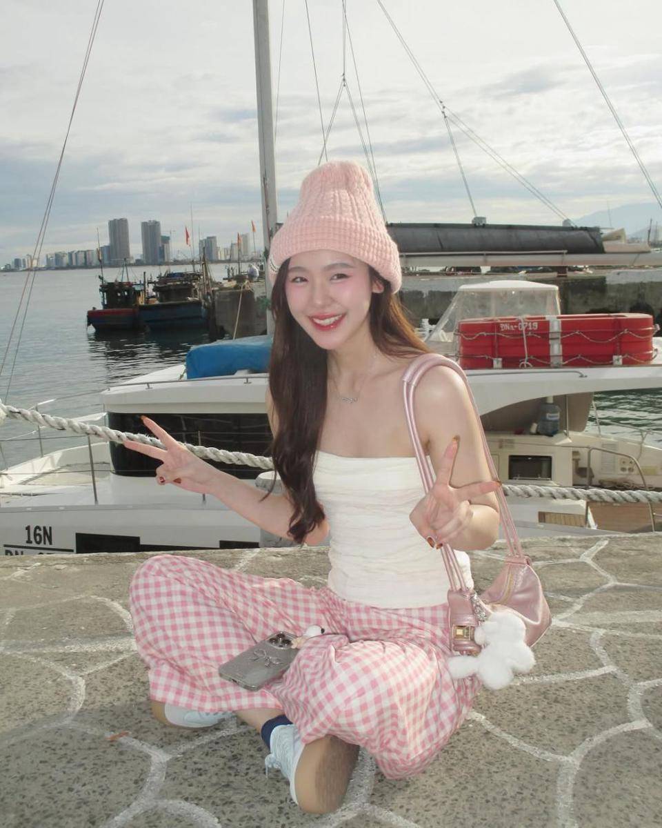 inspirasi outfit nuansa pink ala June Wanwimol (instagram.com/junewanwimol19)