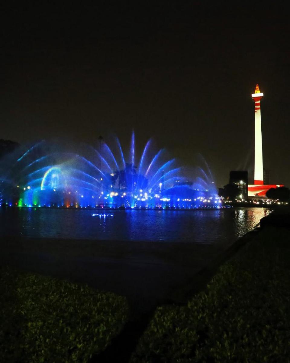 pertunjukan air mancur menari di Monas (instagram.com/Jakarta Tourism)