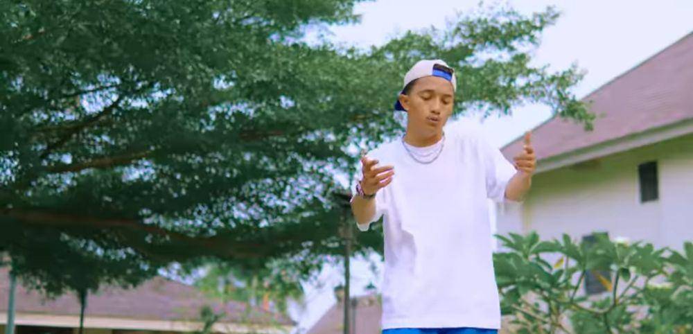 Fariz Adam dimusik video Stecu (YouTube.com/Fariz Adam)