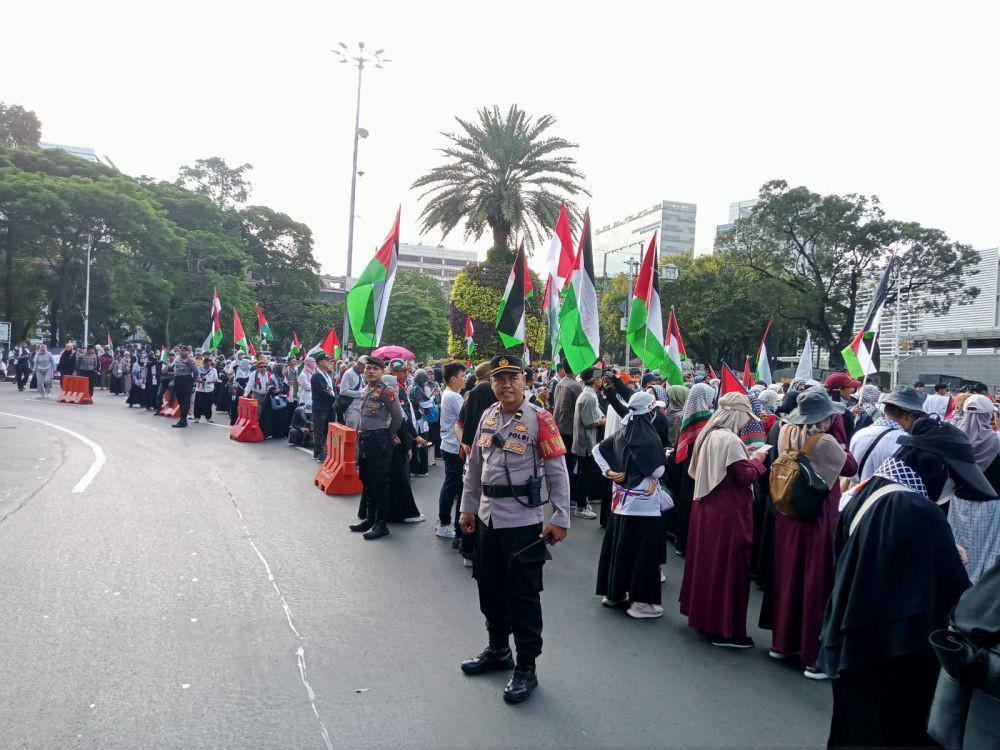 Polisi Terjunkan Ratusan Personel Amankan Demo Palestina di Kedubes AS