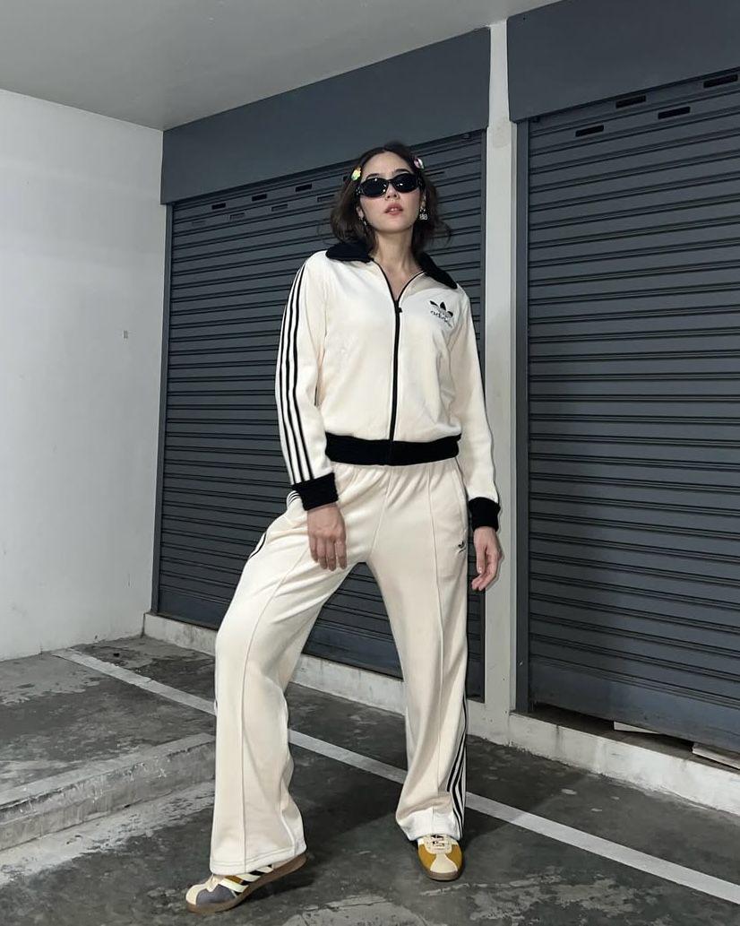 potret ide OOTD kasual sporty ala Araya Hargate (instagram.com/chomismaterialgirl)