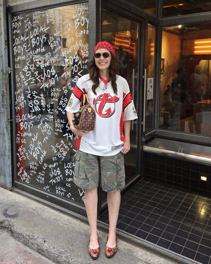 potret ide OOTD kasual boyish ala Araya Hargate (instagram.com/chomismaterialgirl)