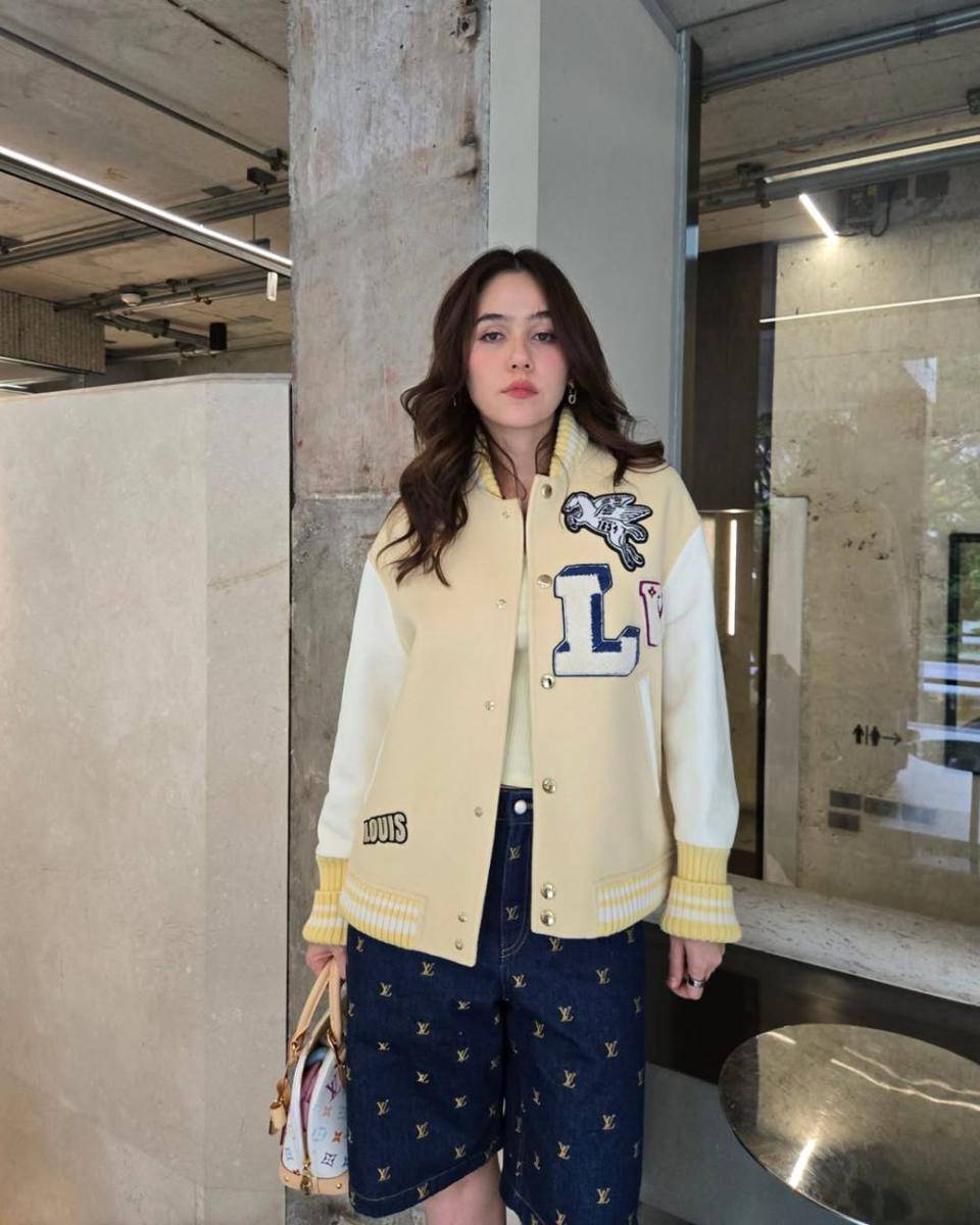 potret ide OOTD kasual boyish ala Araya Hargate (instagram.com/chomismaterialgirl)