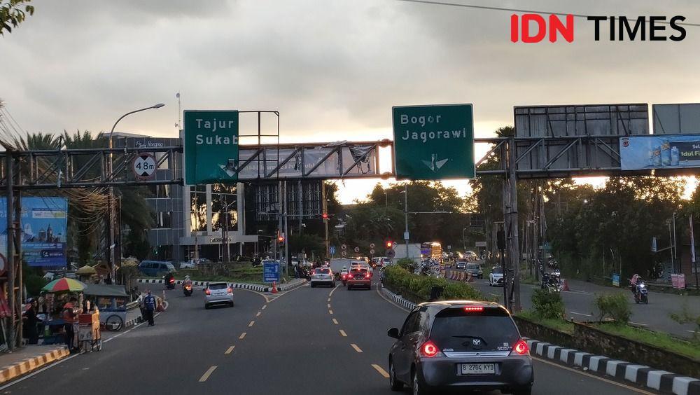 Situasi lalu lintas Puncak Bogor di Simpang Gadog, ramai lancar di libur Paskah, Minggu (20/4/2025) petang. (Linna Susanti/IDN Times).