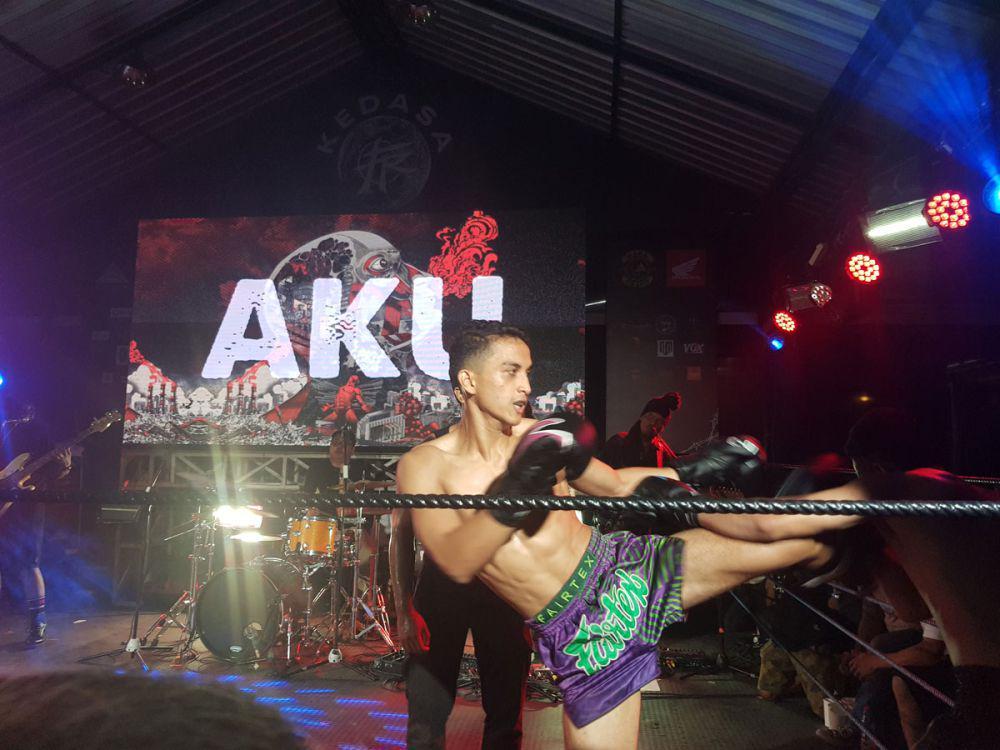 Laga Muaythai Bali dan Band Cadas Main Barengan di Atas Ring