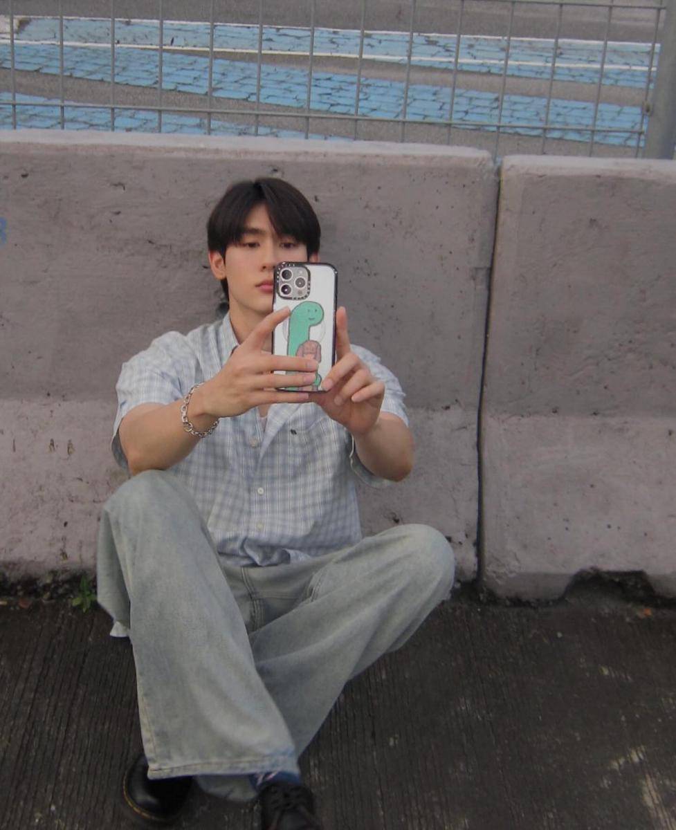 styling gray jeans ala Book Kasidet (instagram.com/kasibook_)