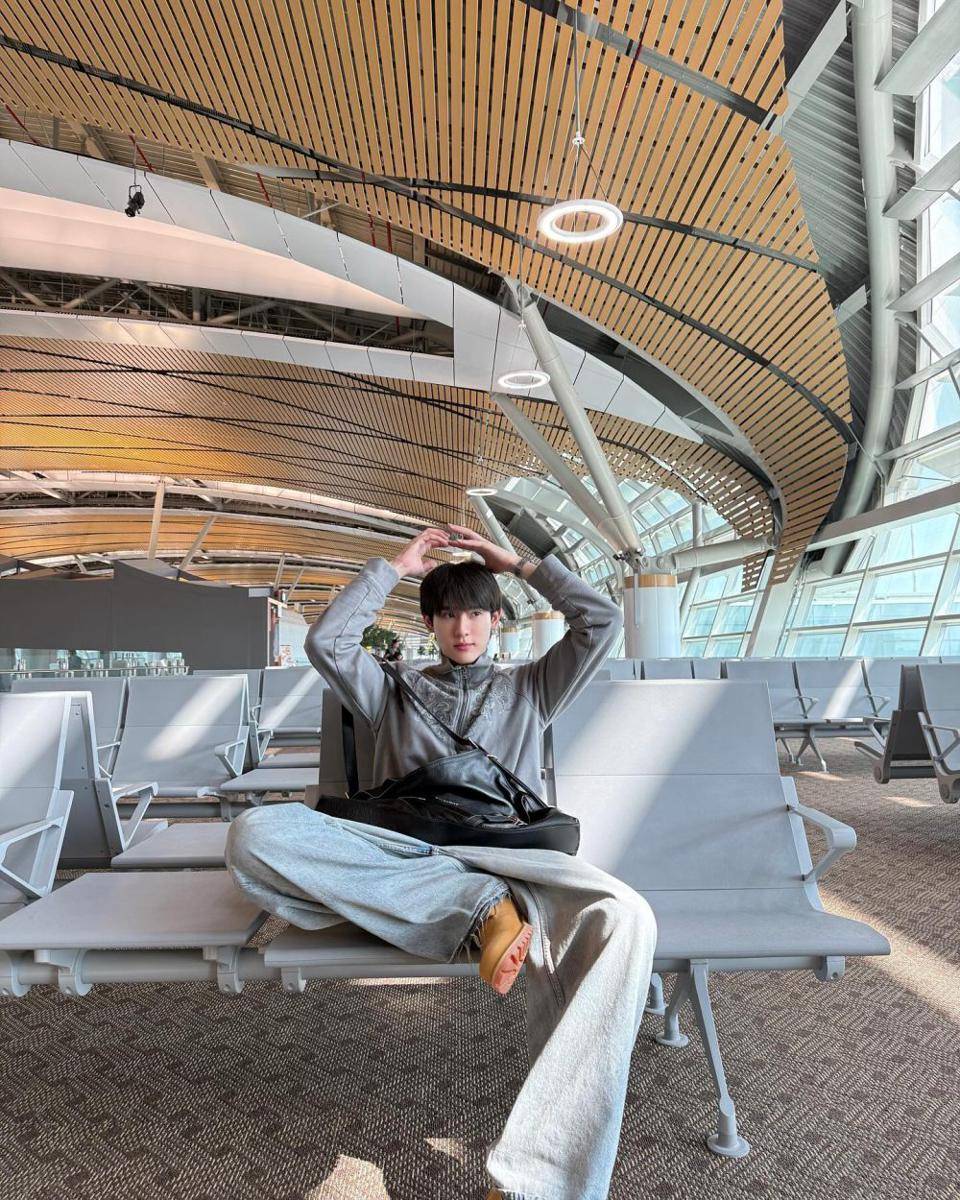styling gray jeans ala Book Kasidet (Instagram.com/kasibook_)