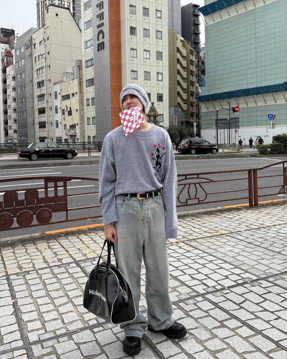 styling gray jeans ala Book Kasidet (instagram.com/kasibook_)