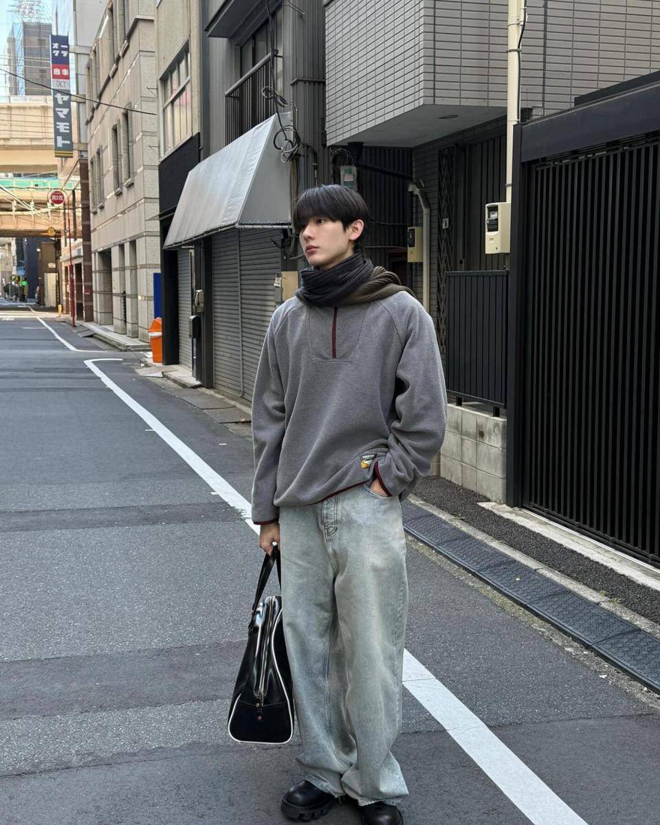 styling gray jeans ala Book Kasidet (instagram.com/kasibook_)