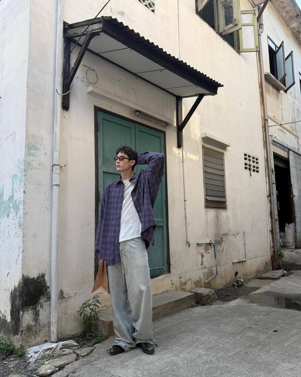 styling gray jeans ala Book Kasidet (instagram.com/kasibook_)