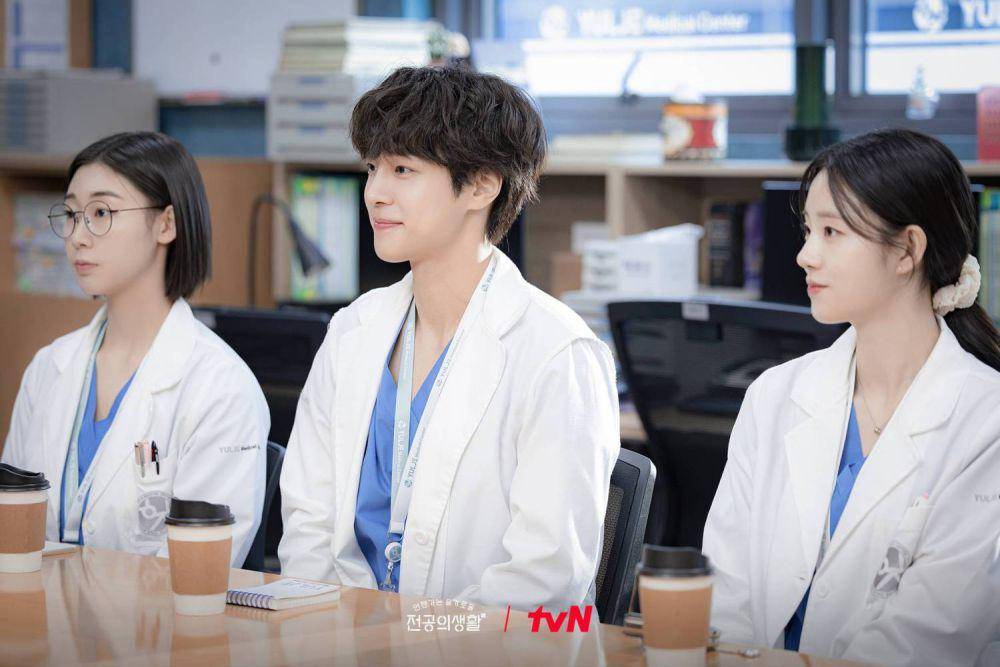Cuplikan drama Korea Resident Playbook (dok. tvN/Resident Playbook)