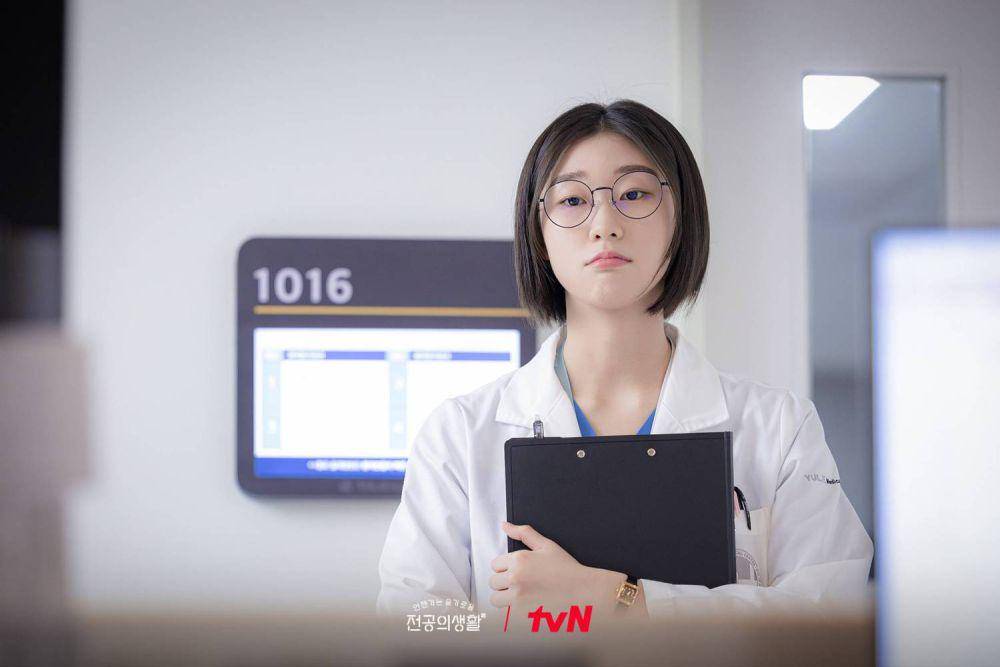 Cuplikan drama Korea Resident Playbook (dok. tvN/Resident Playbook)