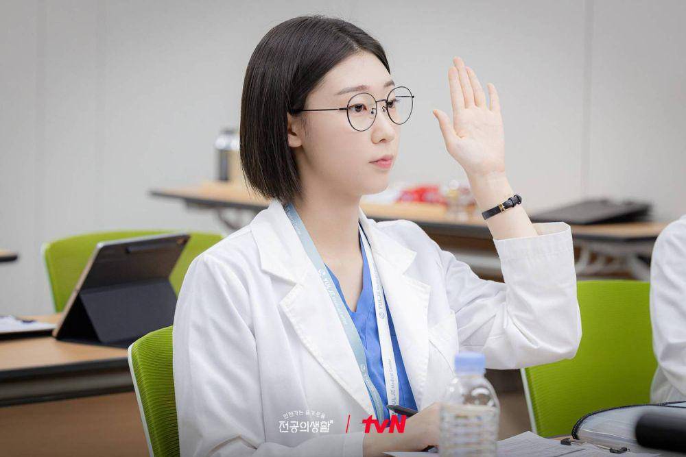 Cuplikan drama Korea Resident Playbook (dok. tvN/Resident Playbook)