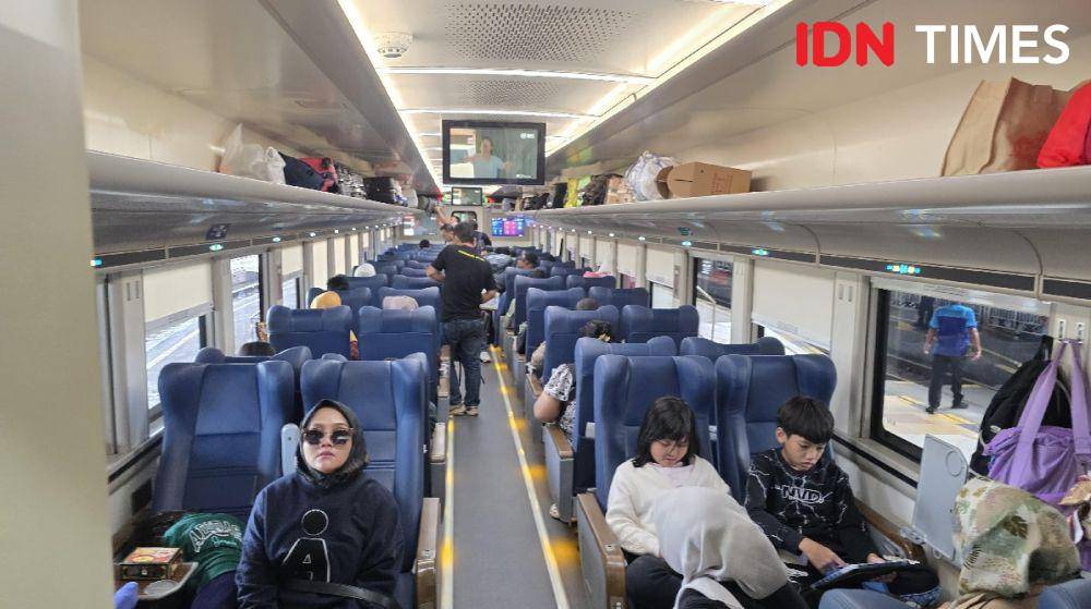 KAI Daop 5 selama libur panjang Paskah sediakann tempat duduk sebanyak 30 ribu lebih, Minggu (20/4/2025).(IDN Times/Cokie Sutrisno)