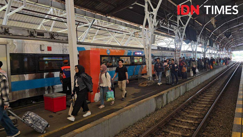 Selama ibur Paskah, lonjakan penumpang terjadi di stasiun Purwokerto, Minggu (20/4/2025).(IDN Times/Cokie Sutrisno)