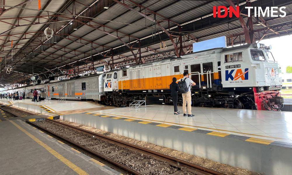 Beberapa kereta api mencatat okupansi tertinggi melebihi kapasitas tempat duduk saat hari Paskah, Minggu (20/4/2025).(IDN Times/Cokie Sutrisno)