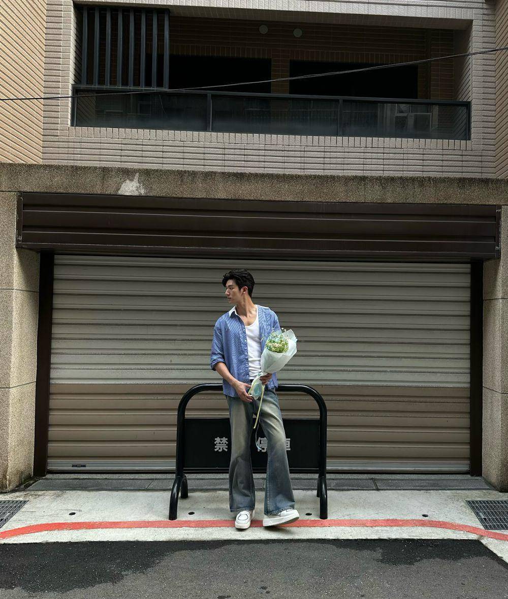 OOTD pakai kemeja ala Mos Panuwat (Instagram.com/moslhong)