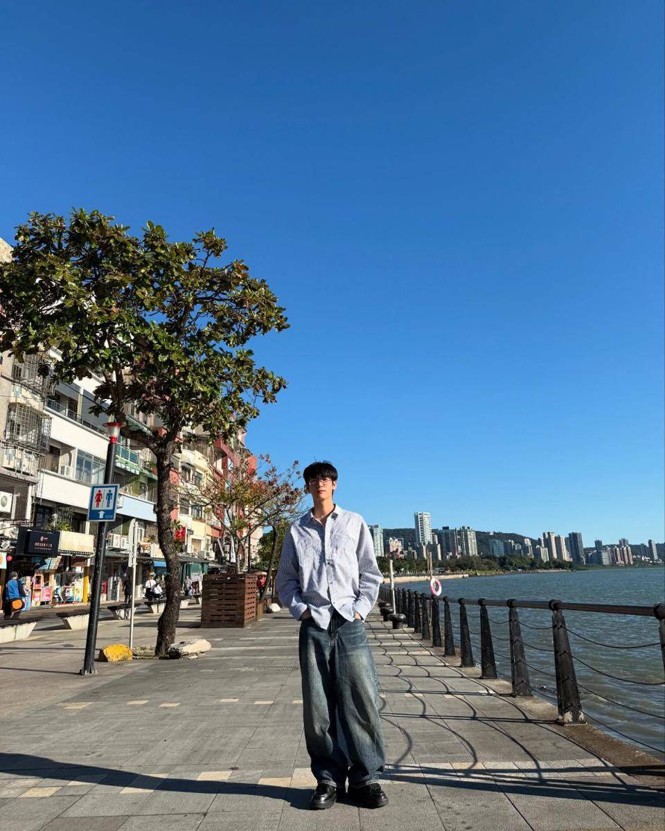 OOTD pakai kemeja ala Mos Panuwat (instagram.com/moslhong)