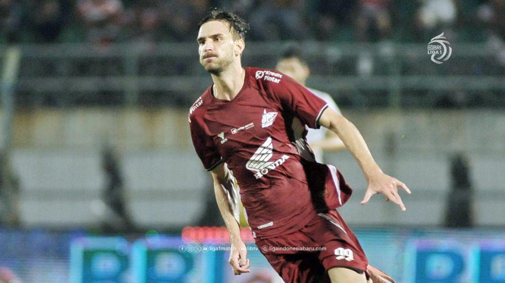 Pemain PSM Makassar, Nermin Haljeta, dalam laga pekan ke-25 BRI Liga 1 2024/2025 melawan Madura United yang berlangsung di Stadion Gelora Bangkalan pada 2 Maret 2025. (Dok. PT Liga Indonesia Baru)