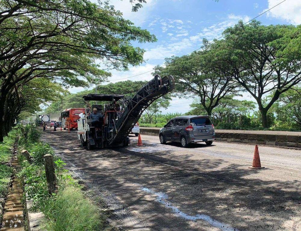 Perbaikan Jalan Pantura Demak - Kudus (RRI/SigitBudiRiyanto)