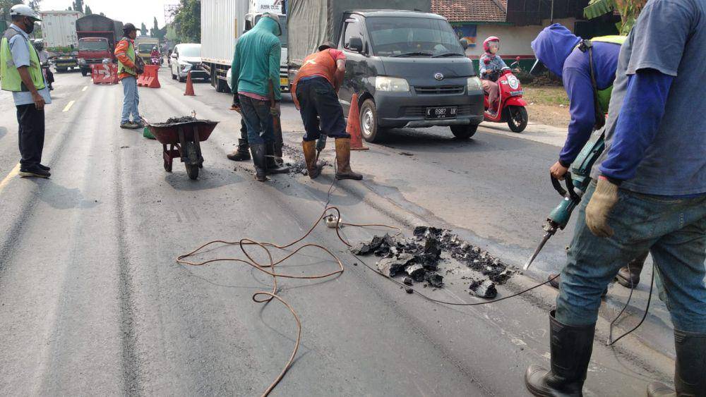 Perbaikan jalan Pantura Kudus-Pati (SaminNews/Adam Naufaldo)