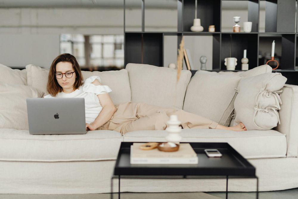 5 Cara Freelancer Mengatasi Kesepian saat Harus Bekerja Sendiri